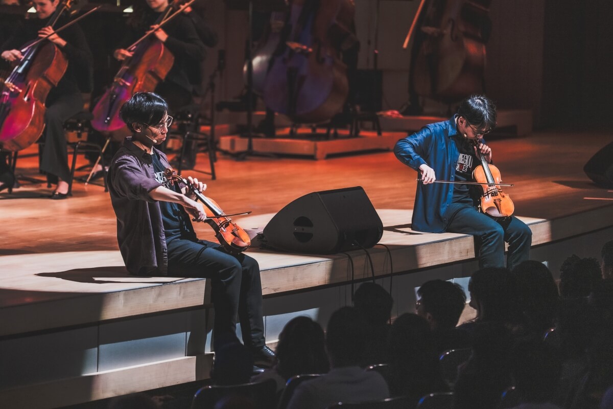TwoSet Violin perform with the Toronto Symphony Orchestra and conductor Steven Reineke (Photo: Allan Cabral)