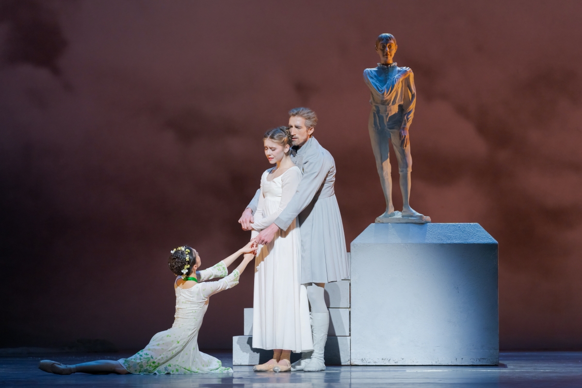 Tirion Law, Isabella Kinch and Ben Rudisin in The Winter's Tale (Photo: Karolina Kuras, Courtesy of The National Ballet of Canada)