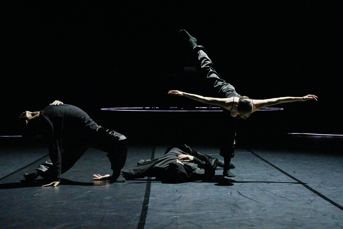 A a | a B : B E N D, choregraphed by Aszure Barton, composed and live music by Ambrose Akinmusire (Photo: Fabian Hammerlocks)