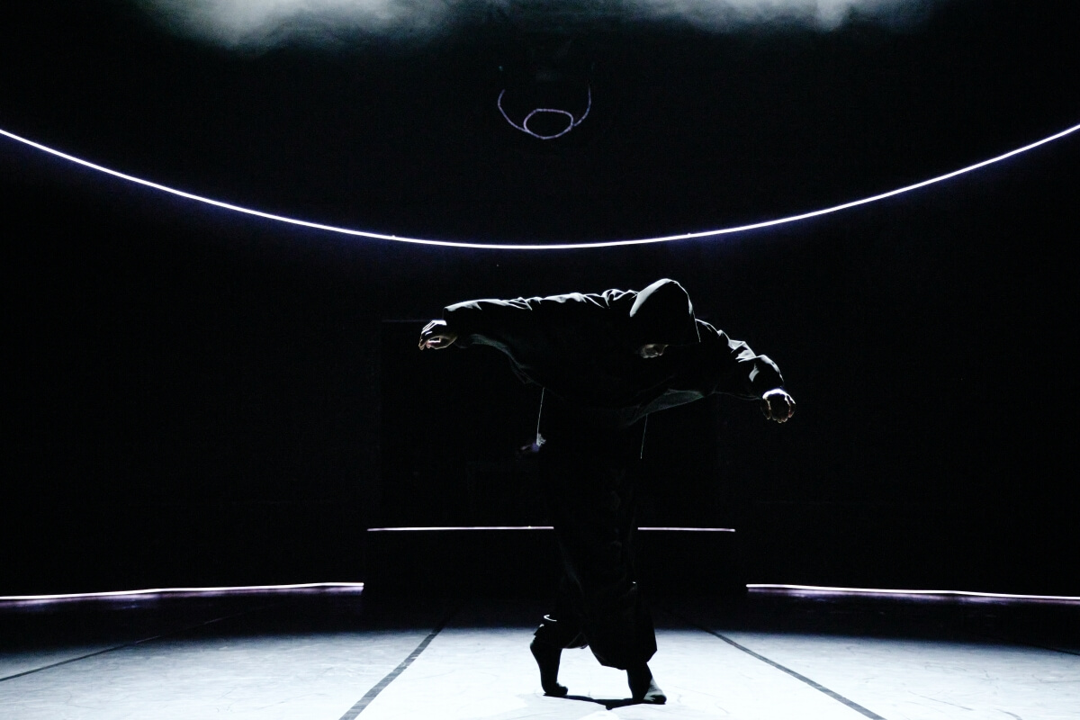 A a | a B : B E N D, choregraphed by Aszure Barton, composed and live music by Ambrose Akinmusire (Photo: Fabian Hammerlocks)