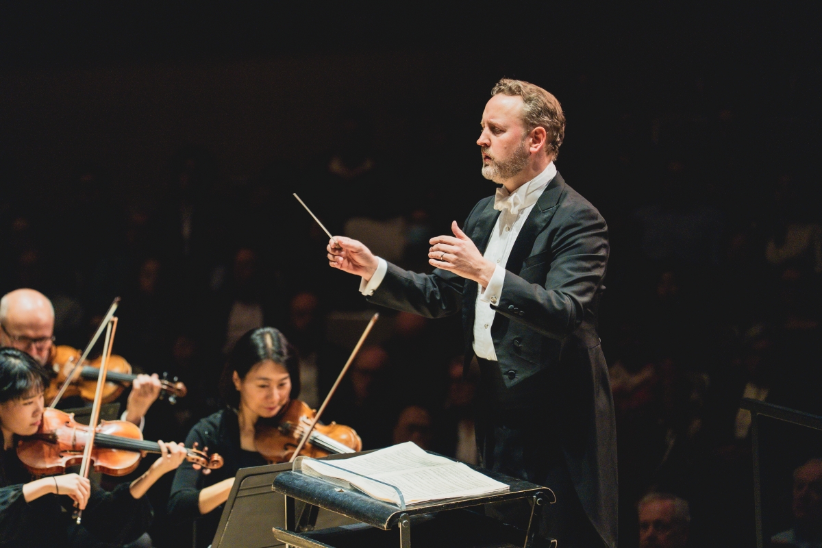 Michael Francis conducts the Toronto Symphony Orchestra performing Handel’s Messiah on December 16, 2025 (Photo: Allan Cabral