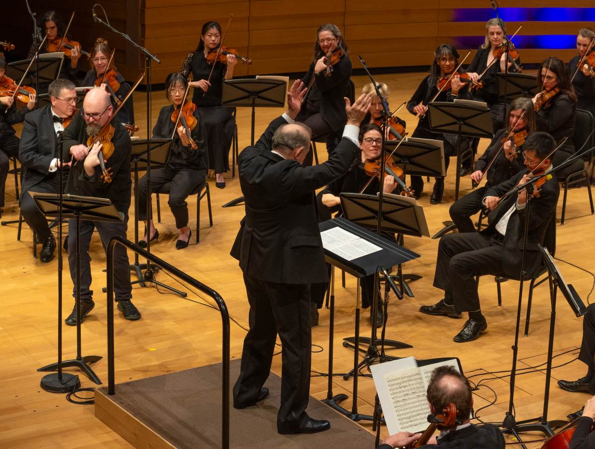 Alex Pauk conducts Esprit Orchestra with soloist Mark Fewer (Photo: Karen Reeves)