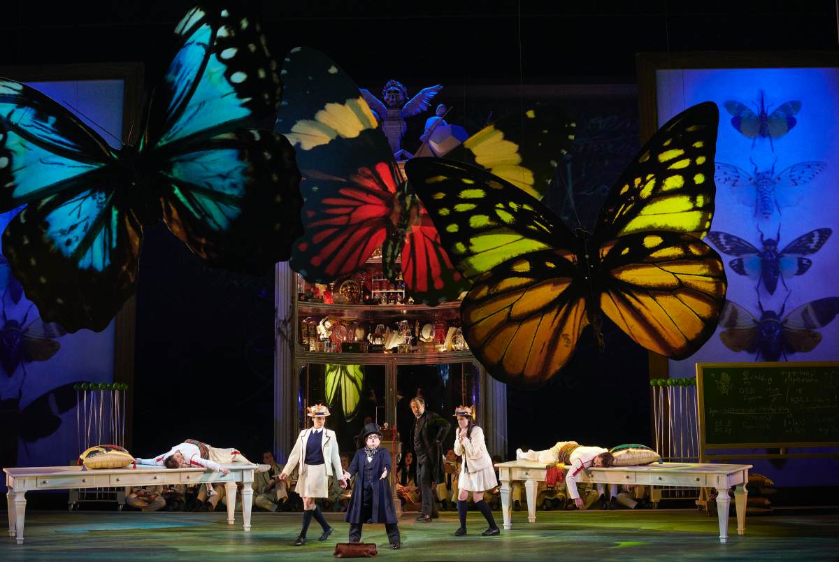 A scene from the Canadian Opera Company’s production of Così fan tutte, 2019 (Photo: © Michael Cooper)