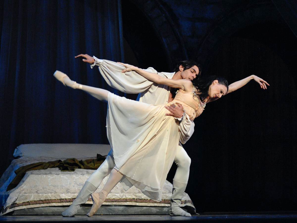 Greta Hodgkinson and Jason Reilly in Romeo and Juliet, 2009 (Photo: Karolina Kuras. Courtesy of The National Ballet of Canada)