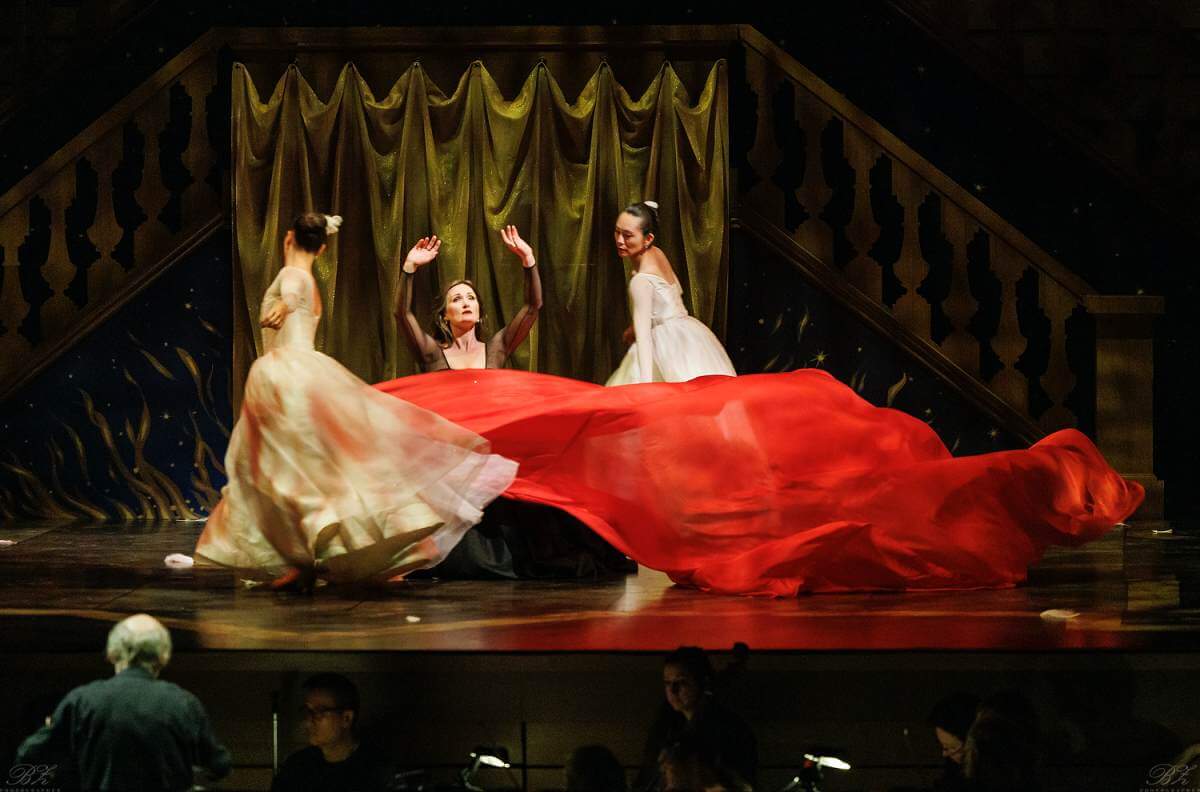 Soprano Meghan Lindsay with Artists of Atelier Ballet in Opera Atelier’s The Resurrection (Photo: Bruce Zinger)