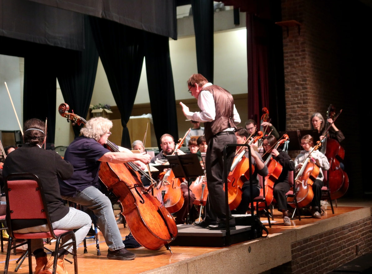 Bassist Joel Quarrington in rehearsal with Matthew Jones and the Etobicoke Philharmonic Orchestra (Photo courtesy of EPO)