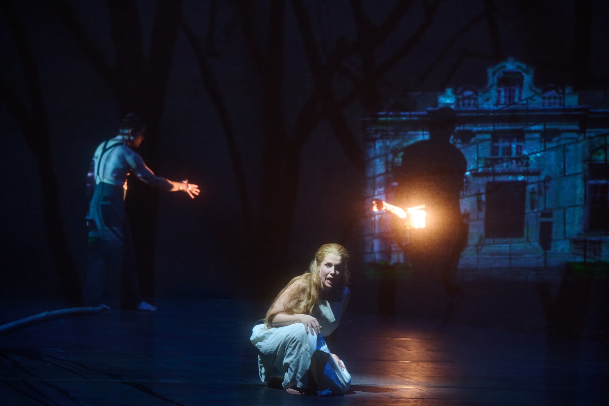 Anna Gabler as The Woman in the Canadian Opera Company’s production of Erwartung, 2026. Conductor Johannes Debus, original director Robert Lepage, revival director François Racine, set and costume designer Michael Levine, lighting designer Robert Thomson, and media effects designer Laurie-Shawn Borzovoy. (Photo: Michael Cooper)