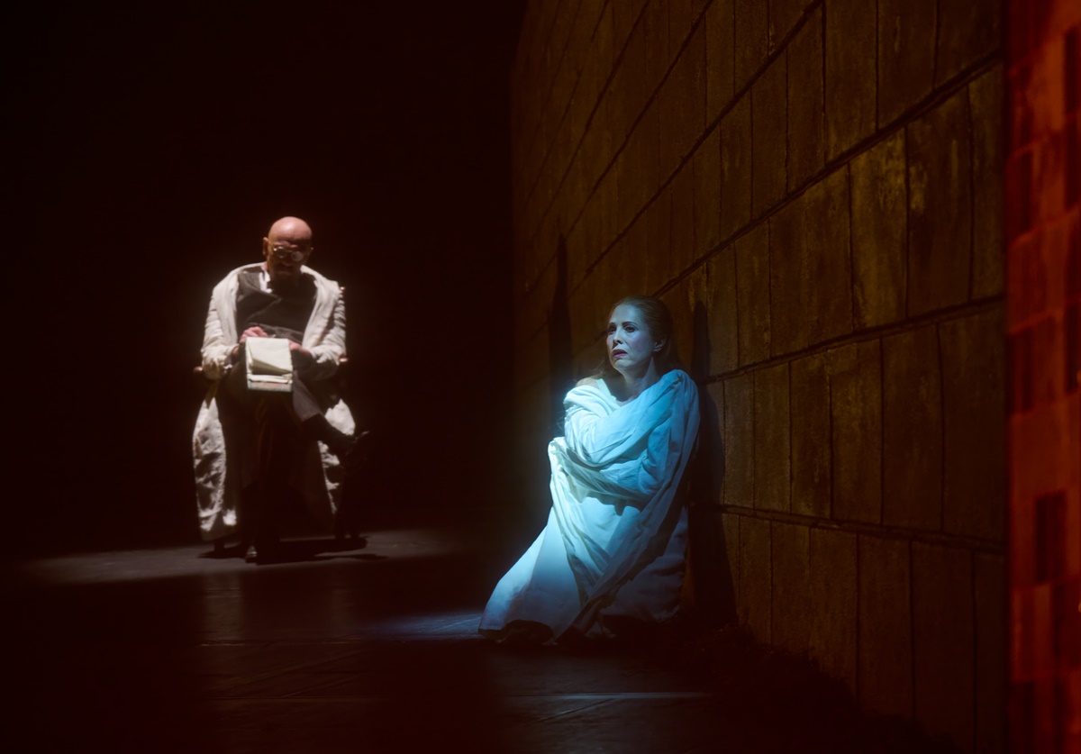 Mark Johnson (back) and Anna Gabler as The Woman in the Canadian Opera Company’s production of Erwartung, 2026. Conductor Johannes Debus, original director Robert Lepage, revival director François Racine, set and costume designer Michael Levine, lighting designer Robert Thomson, and media effects designer Laurie-Shawn Borzovoy. (Photo: Michael Cooper)