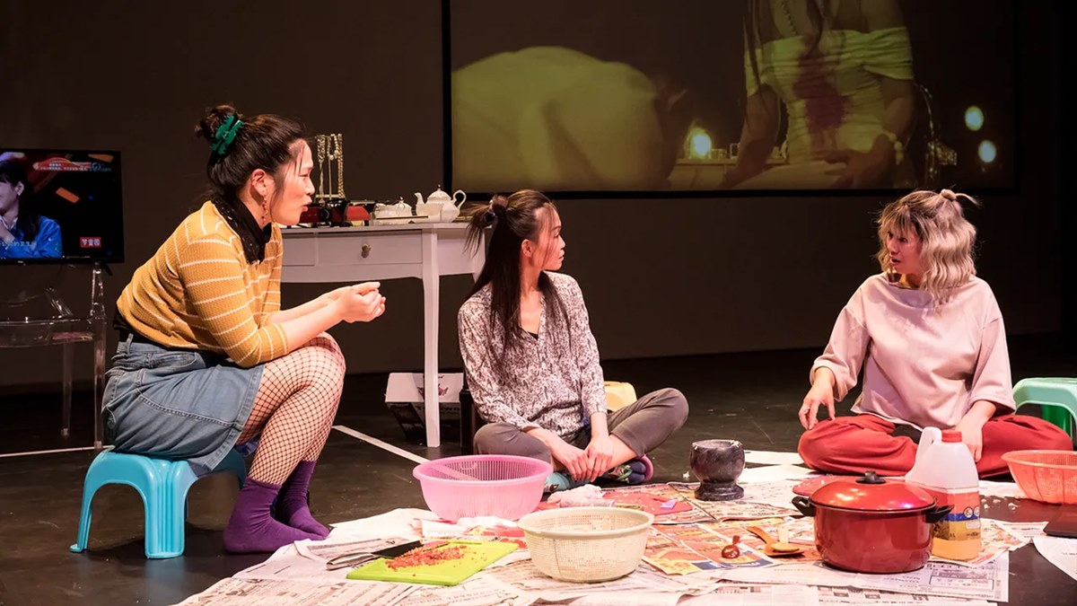 Scene from Nervous Hunter's production of Bonnes Bonnes, presented by Factory Theatre and Théâtre français de Toronto (Photo: Natalia Dkogosz)