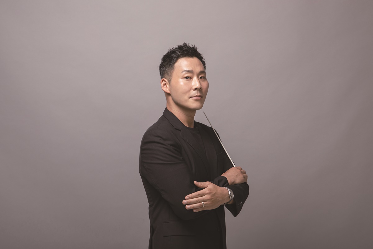 Conductor Earl Lee (Photo: Lim Hak Hyun)