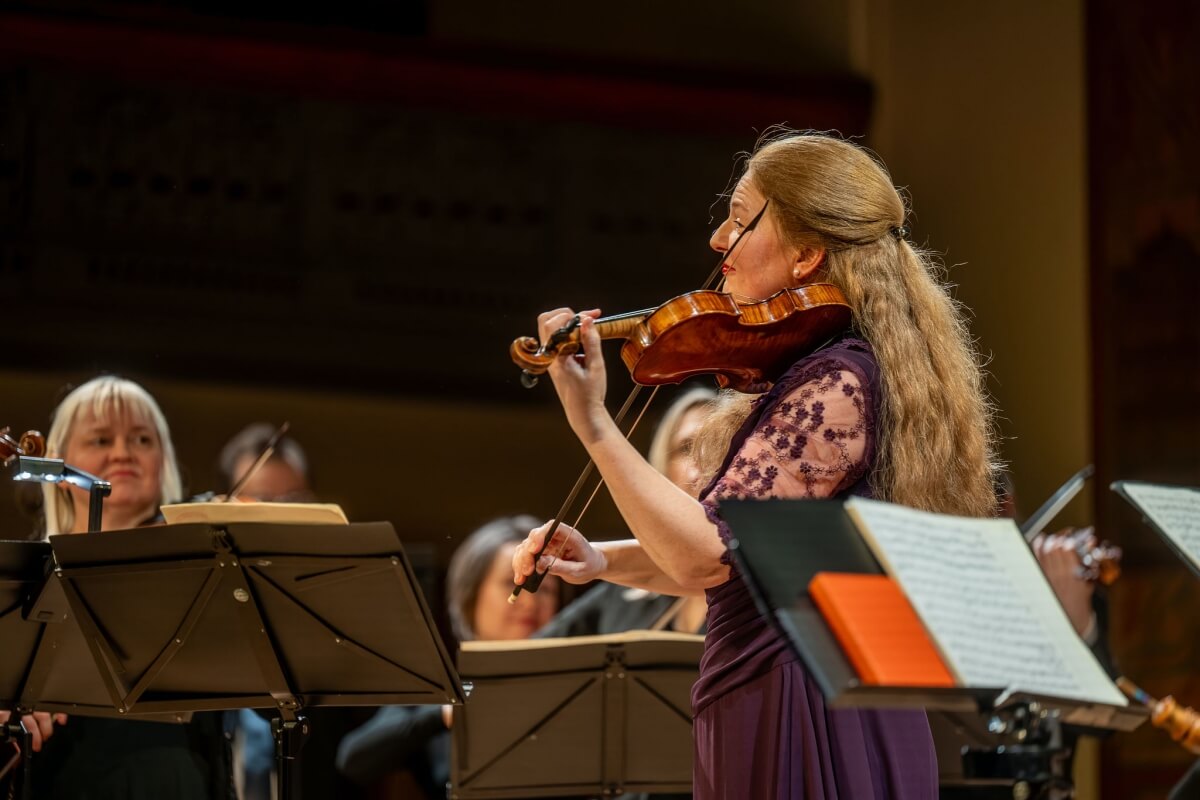 Rachel Podger performs with the Tafelmusik Baroque Orchestra (Photo: Dahlia Katz)