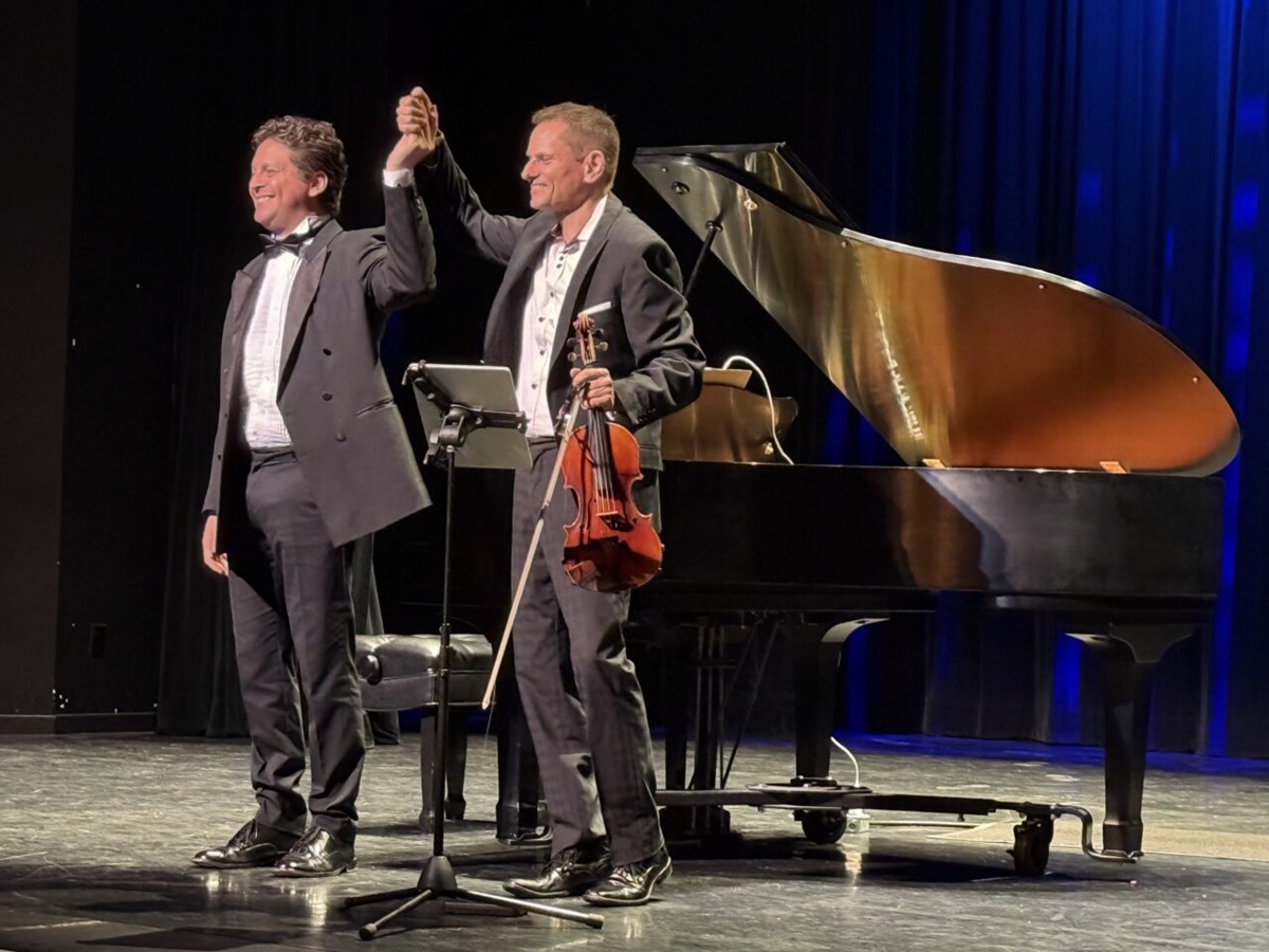 Pianist Daniel Vnuknowski (L) and violinist Michael Schulte (R) (Photo courtesy of the artists)