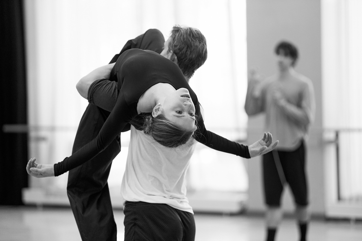 Isabella Kinch and Ben Rudisin in Rehearsal for Kismet (Photo: Ted Belton, Courtesy of The National Ballet of Canada)
