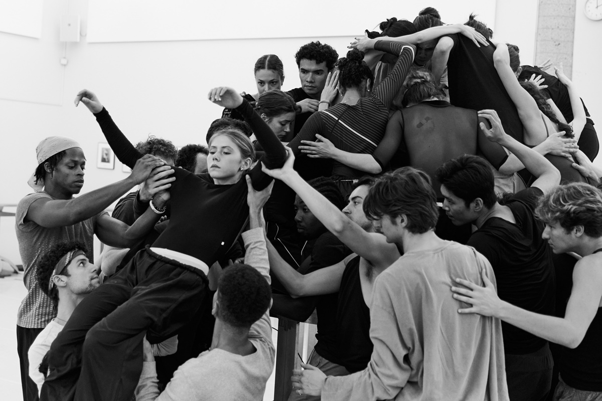 Isabella Kinch with Artists of the Ballet in Rehearsal for Kismet (Photo: Ted Belton, Courtesy of The National Ballet of Canada)