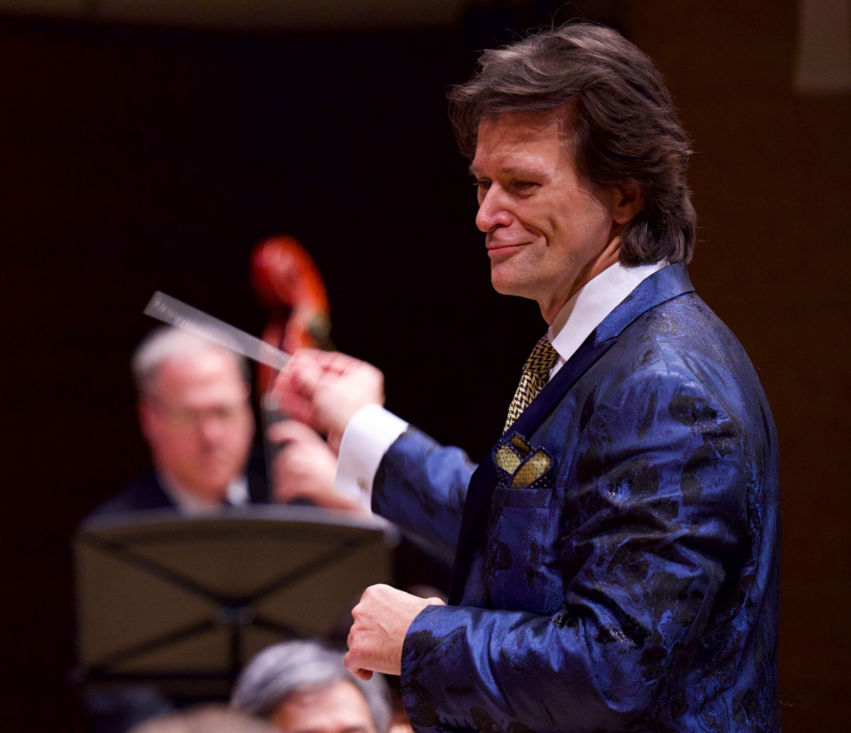 Kristian Alexander conducts the Kindred Spirits Orchestra (Photo courtesy of KSO)