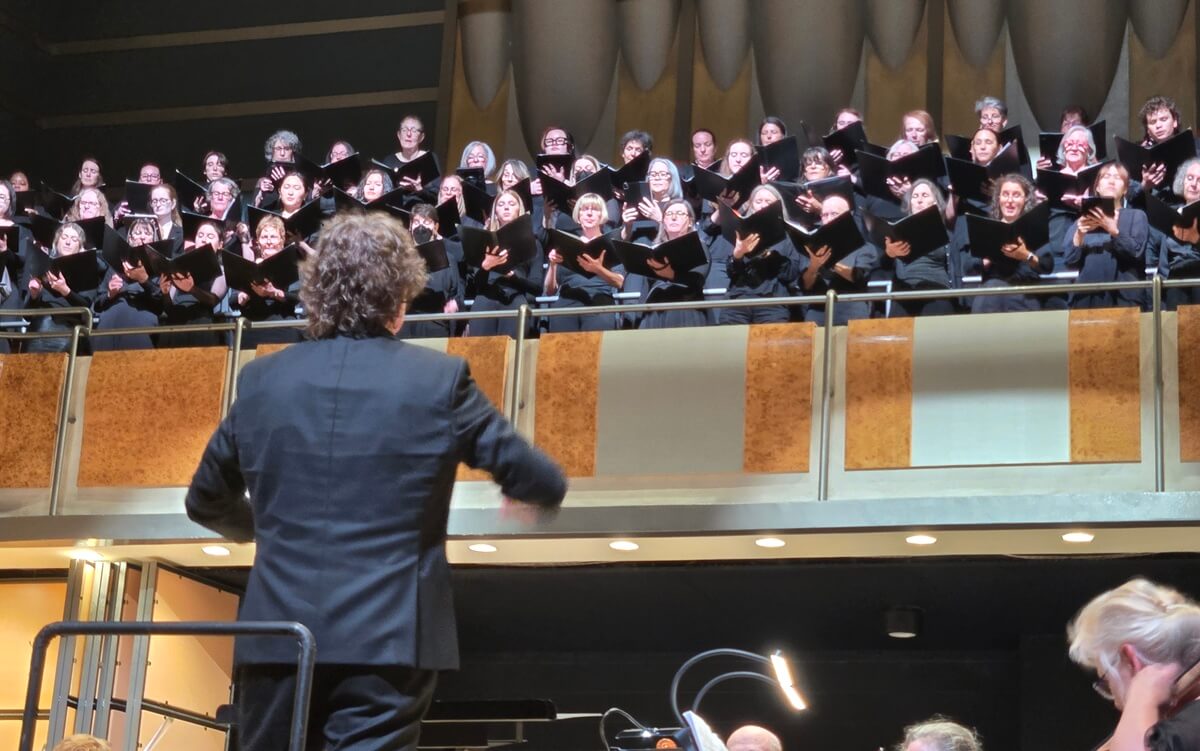 Michael Newnham conducts Orchestra Toronto, with soloists Leslie Ann Bradley, Soprano, Simona Genga, Mezzo Soprano, the Orpheus Choir of Toronto, and RESOUND Choir in Mahler's Symphony No. 2, "Resurrection", at George Weston Recital Hall, June 6, 2026 (Photo: Anya Wassenberg)