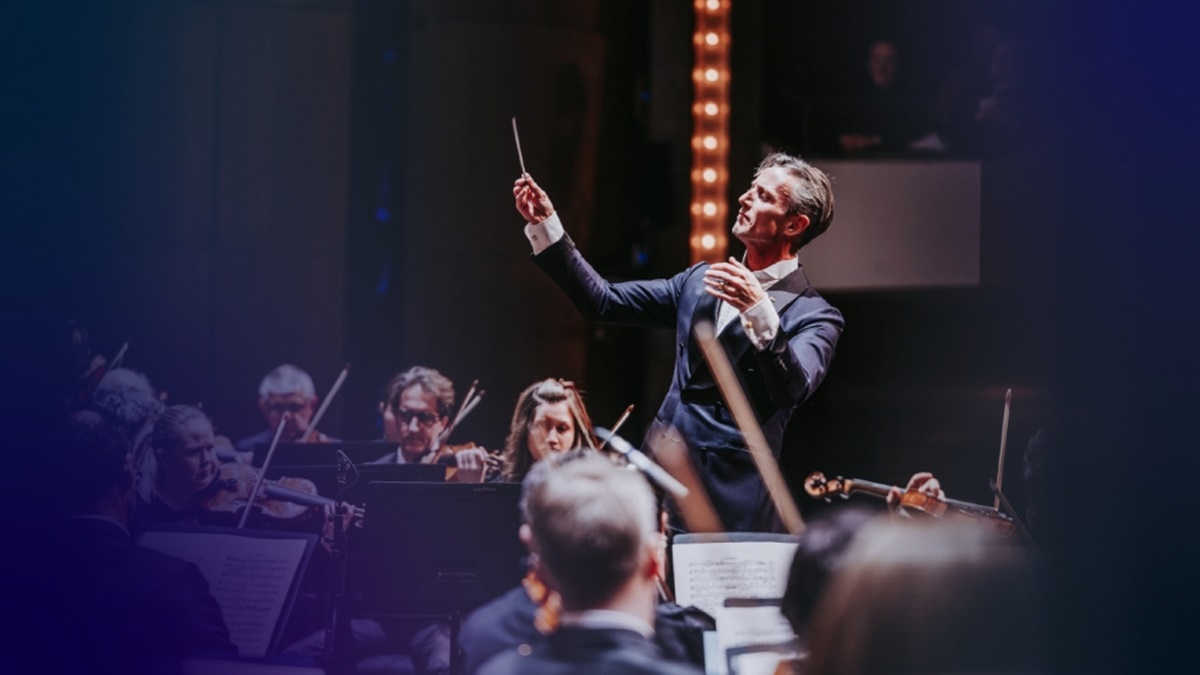 Alexander Shelley conducts the National Arts Centre Orchestra (Photo: Curtis Perry) 