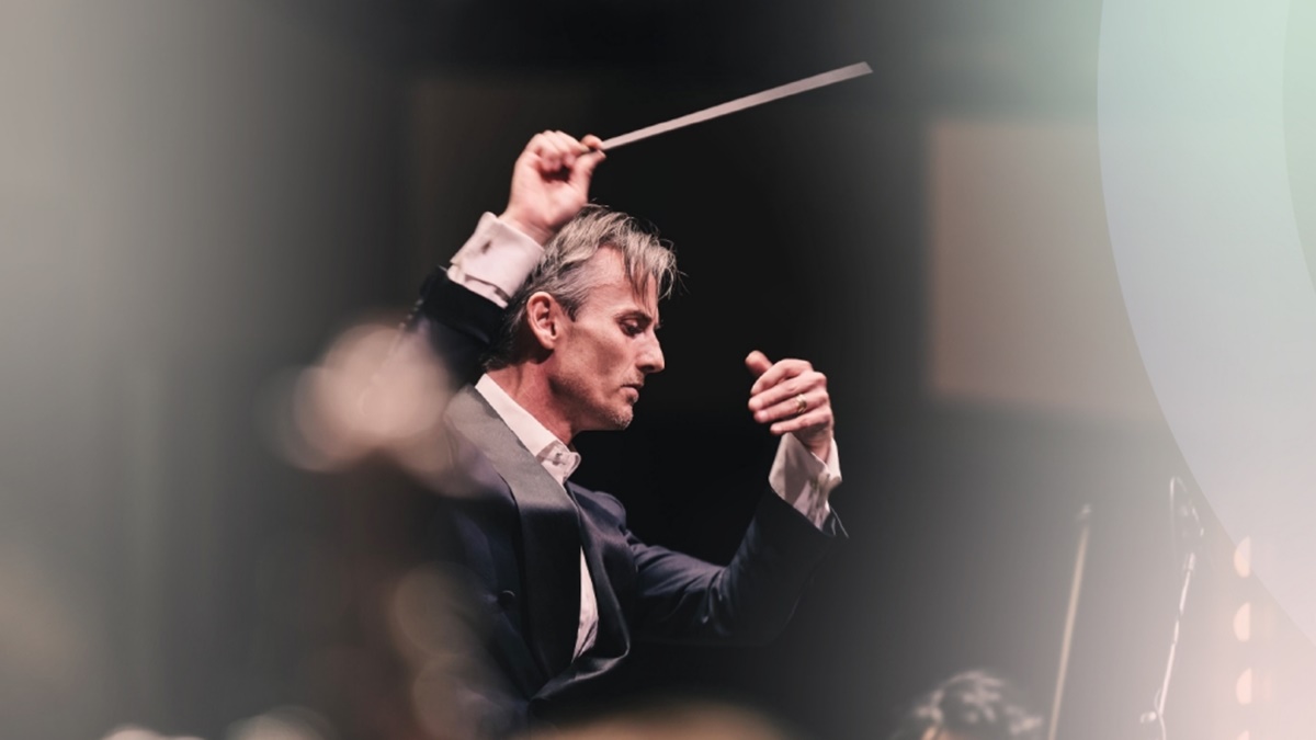 Alexander Shelley conducts the National Arts Centre Orchestra (Photo: Curtis Perry) 