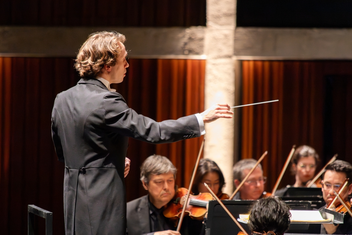 James Kahane conducts the Hamilton Philharmonic Orchestra (Photo: Kasey Bridges)