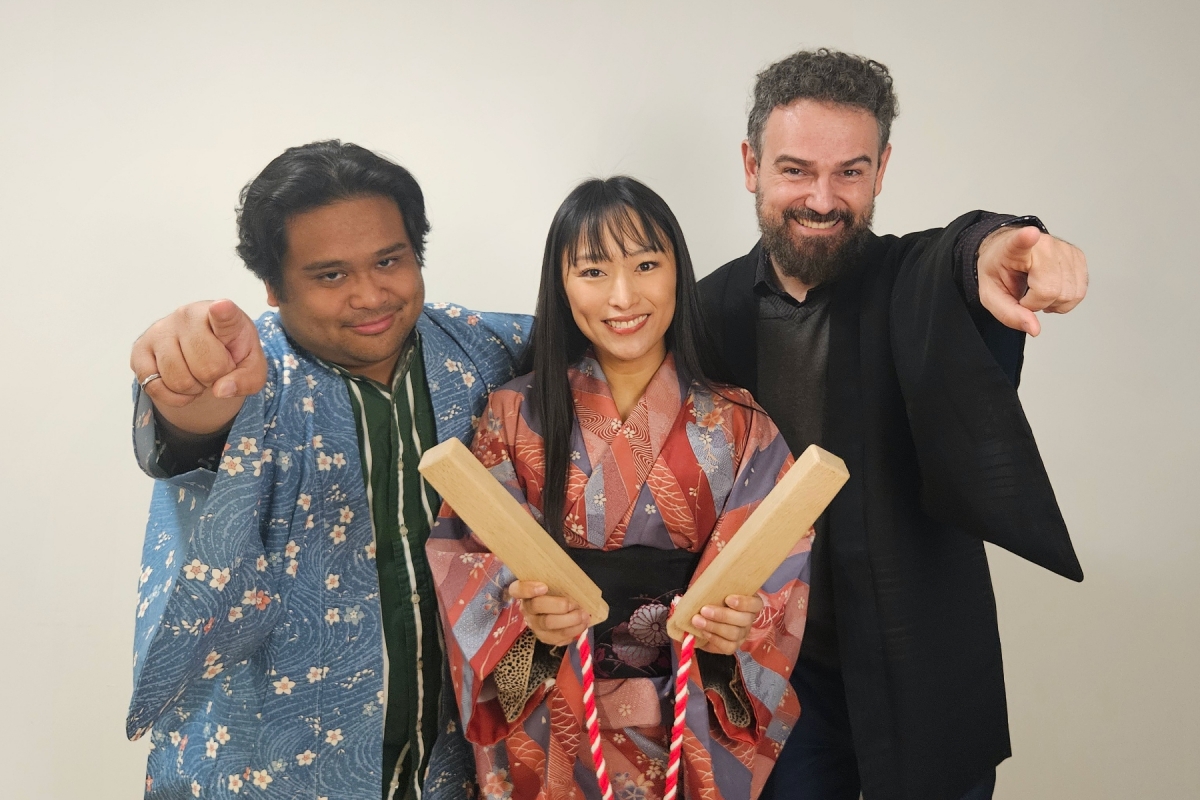 Actor/director/playwright Miho Suzuki (centre) with actors Kent Penaranda and Mladen Obradović (Photo: Sayuri Yamamoto)